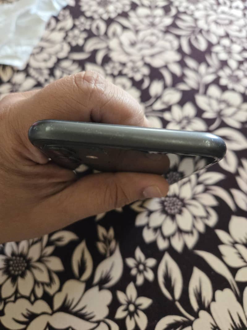 Apple iPhone 11 4