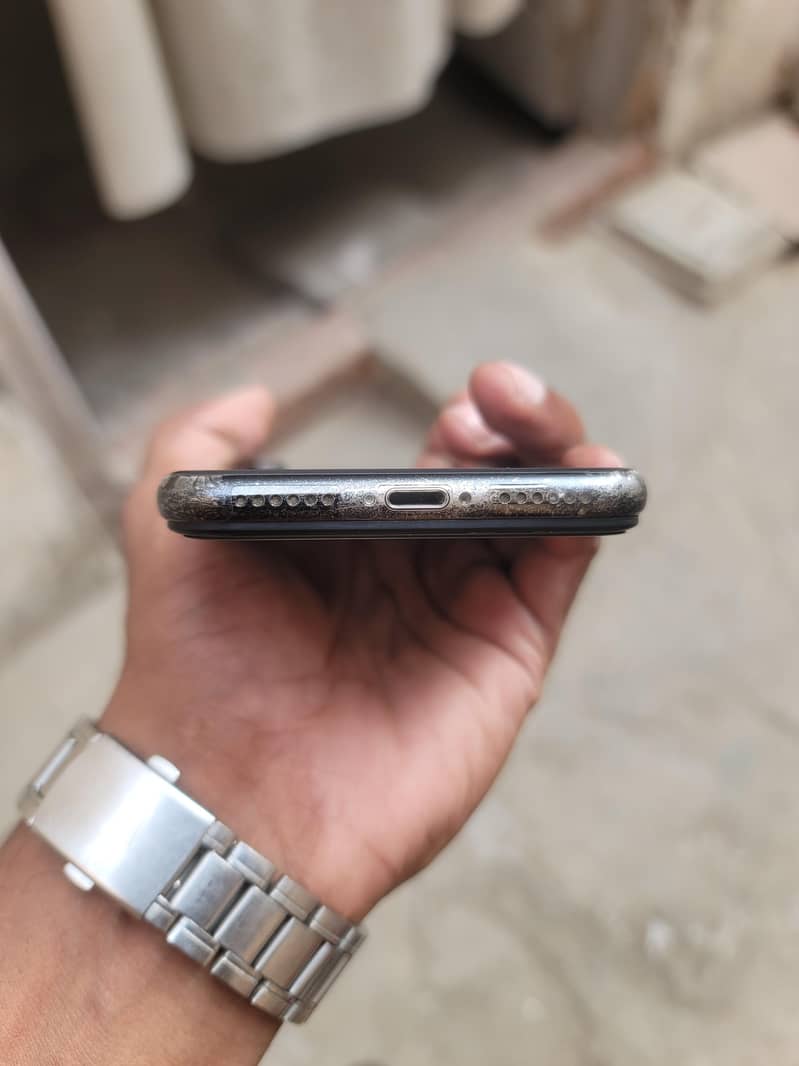 Apple iPhone X 4