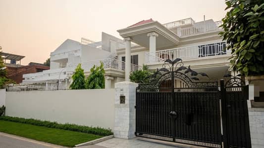 1 kanal beautifulfull House for rent at the hot location of Faisal town
