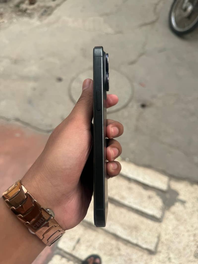 Apple iPhone 15 Pro Max 3