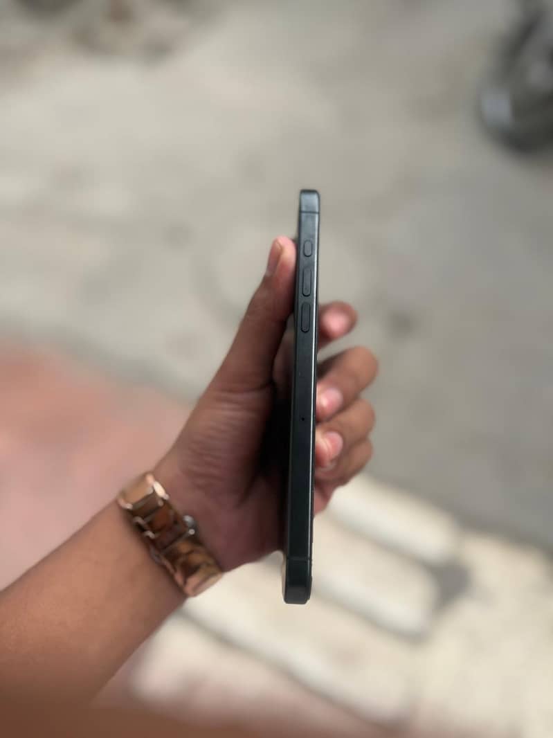 Apple iPhone 15 Pro Max 4