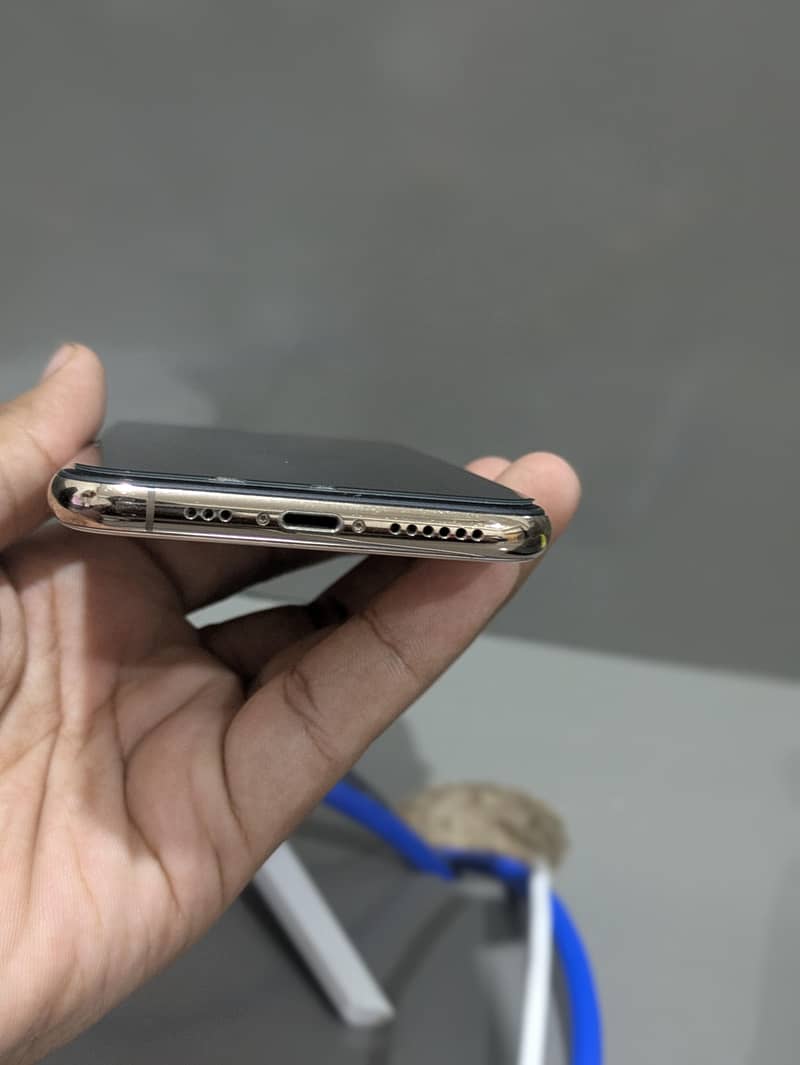 Apple iPhone XS 4