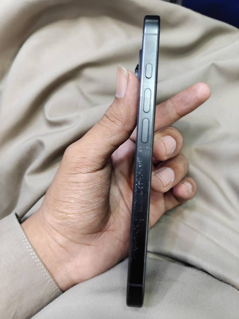 Apple iPhone 16 Pro jv 3