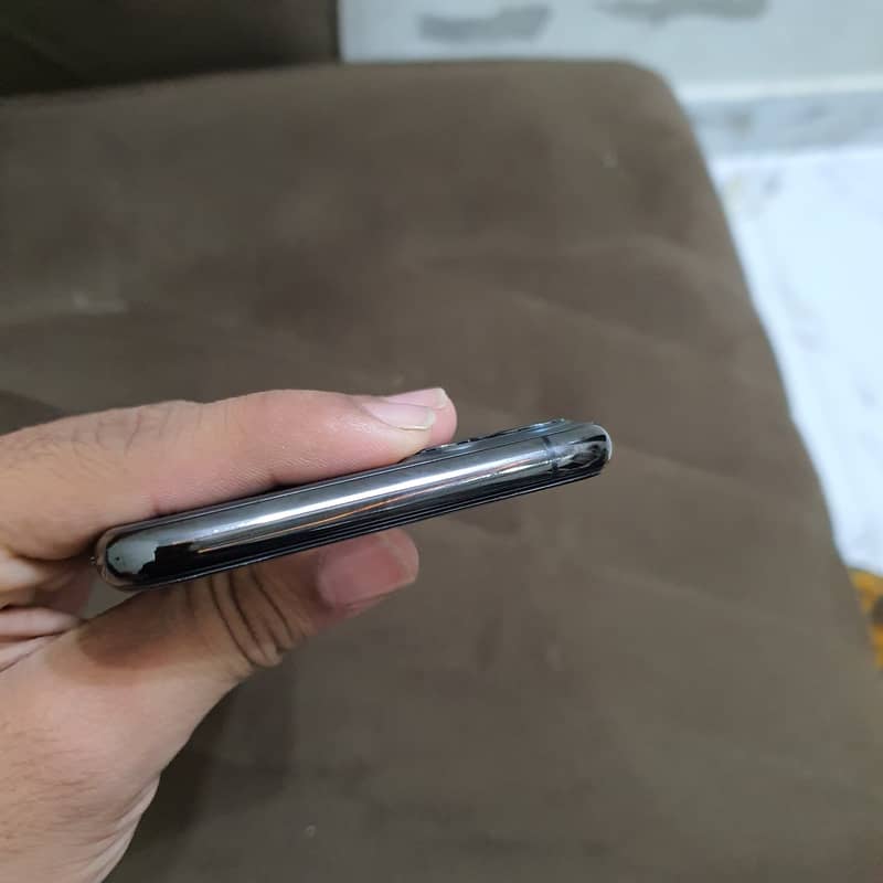 Apple iPhone 11 Pro Max 6