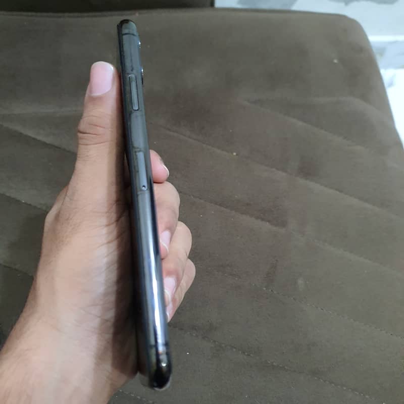 Apple iPhone 11 Pro Max 9