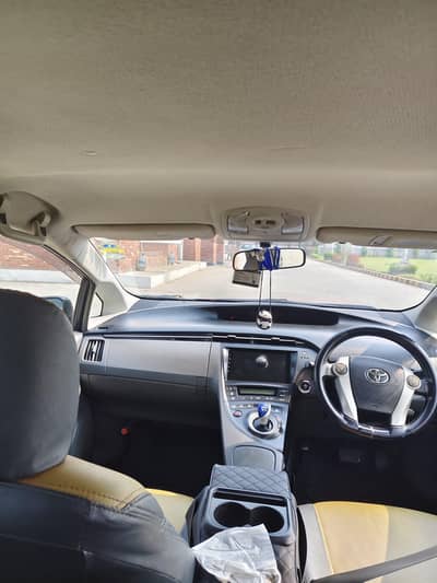 Toyota Prius Alpha 2014
