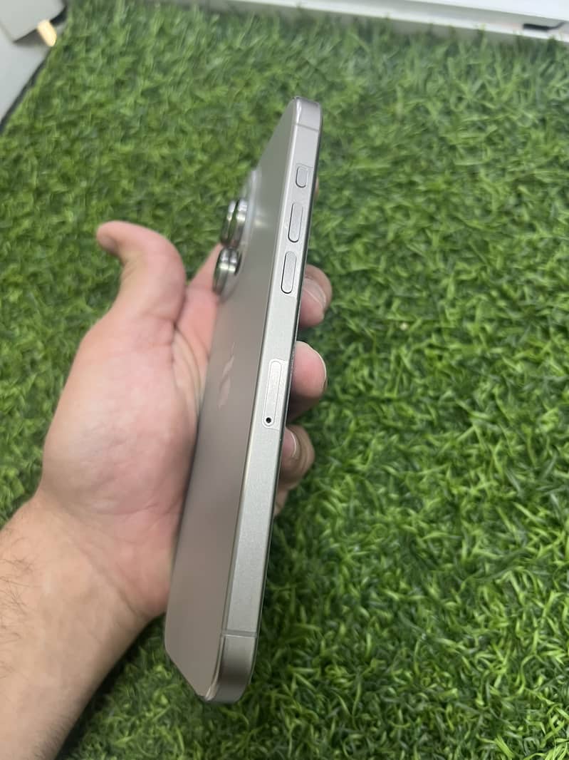 Apple iPhone 15 Pro Max 2