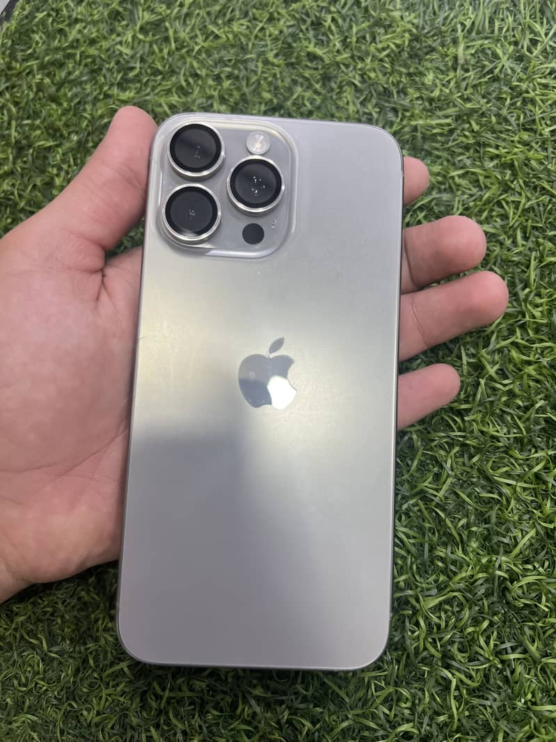 Apple iPhone 15 Pro Max 4