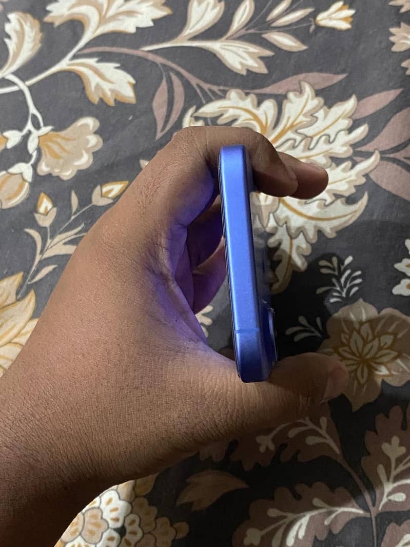 Apple iPhone 16 3