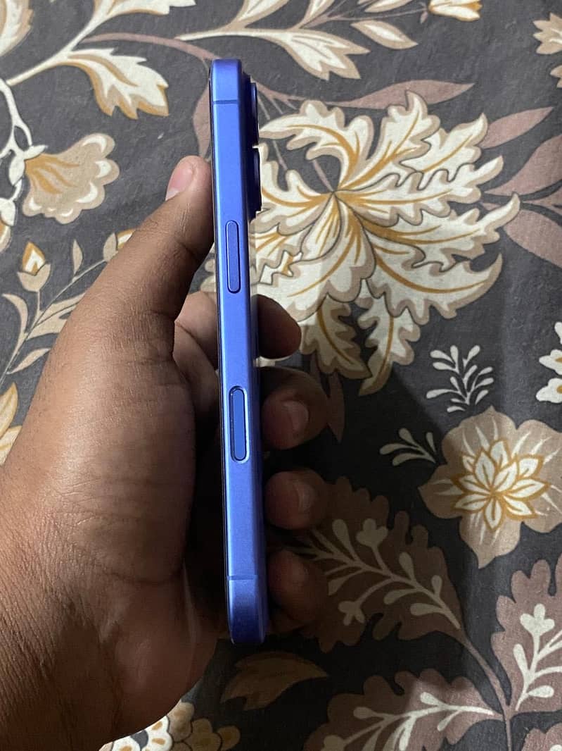 Apple iPhone 16 7