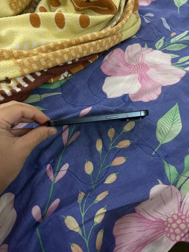 Apple iPhone 15 Pro 4