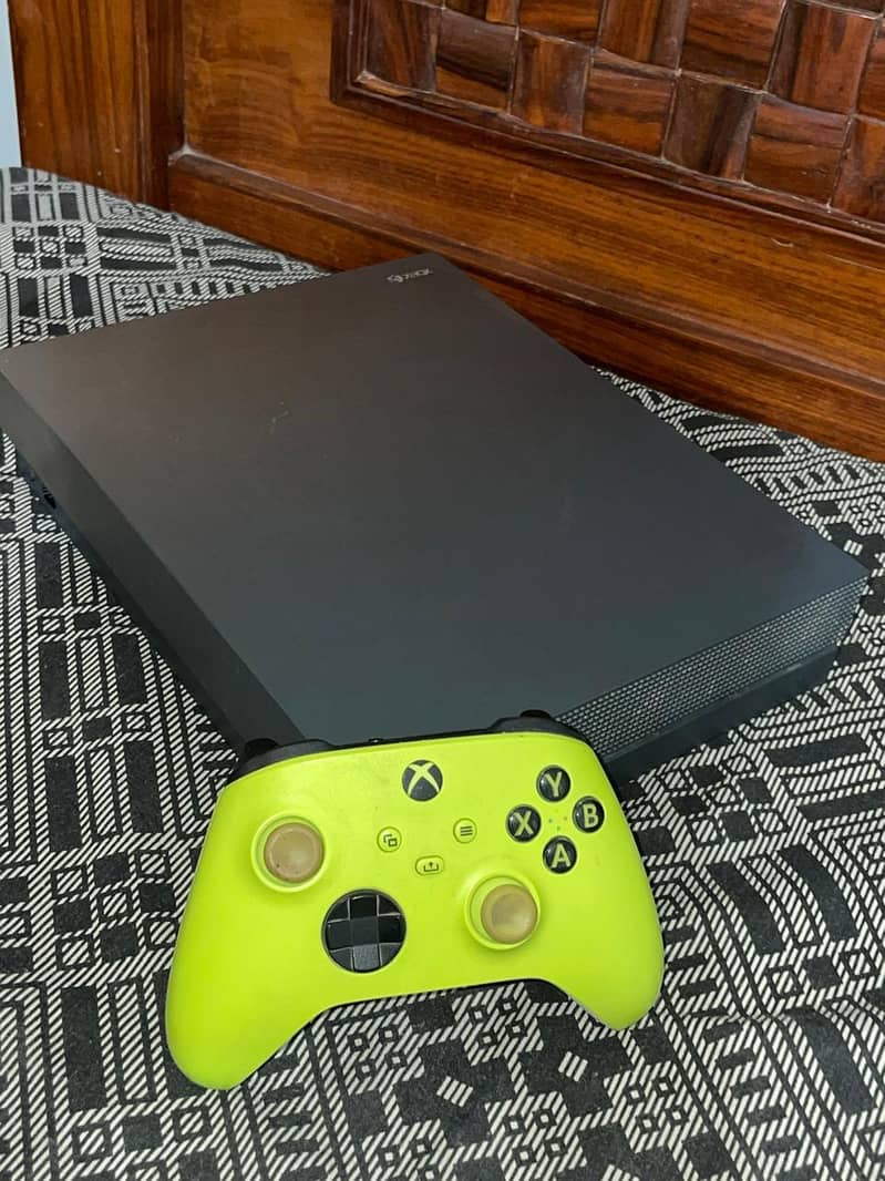 xbox one x 1tb with two controller 3