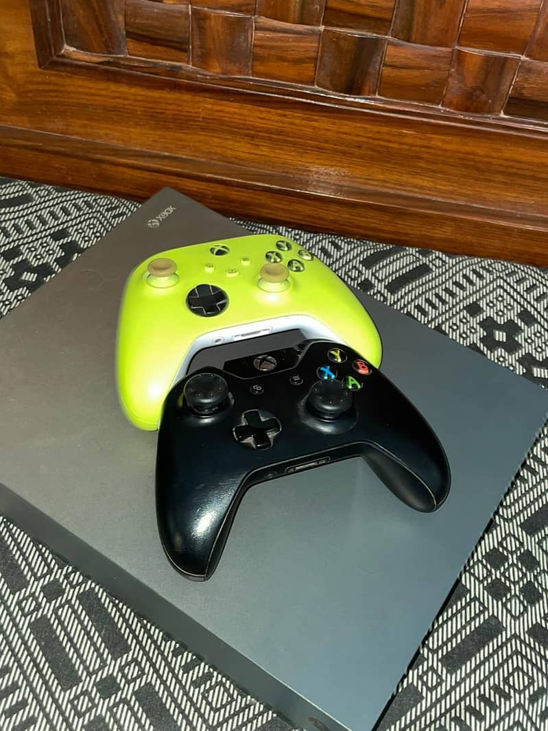xbox one x 1tb with two controller 4