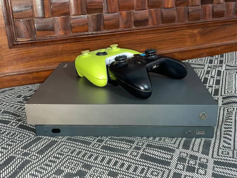 xbox one x 1tb with two controller 5