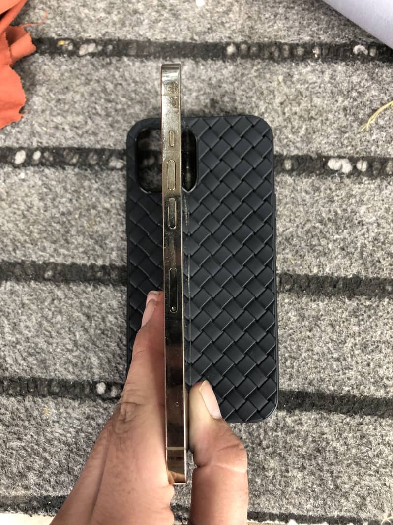 Apple iPhone 12 Pro Max 4