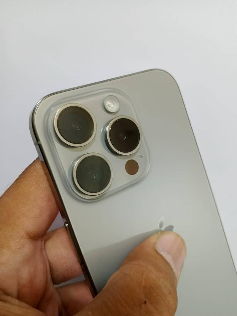 Apple iPhone 15 Pro 0