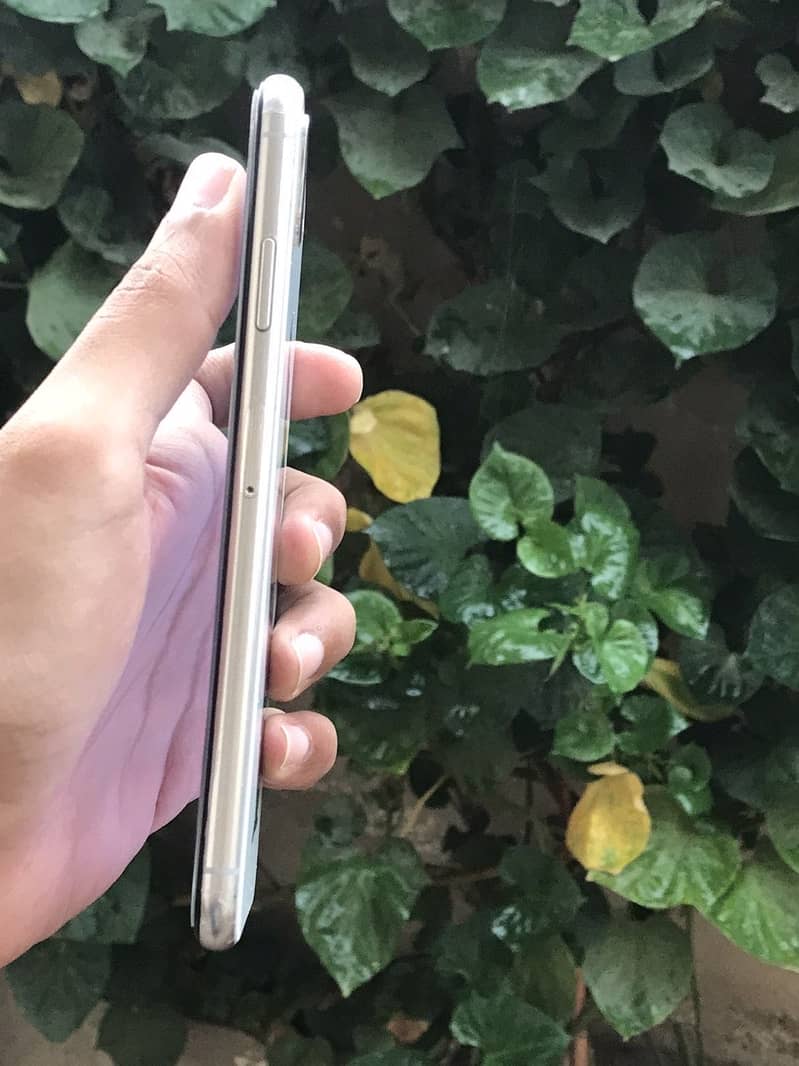 Apple iPhone XS Max 4