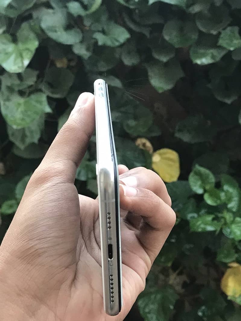 Apple iPhone XS Max 7