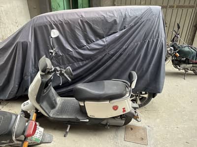 Yadea metro E8S Pro 2026 Registered – Graphene Btry – 2000 KM Driven