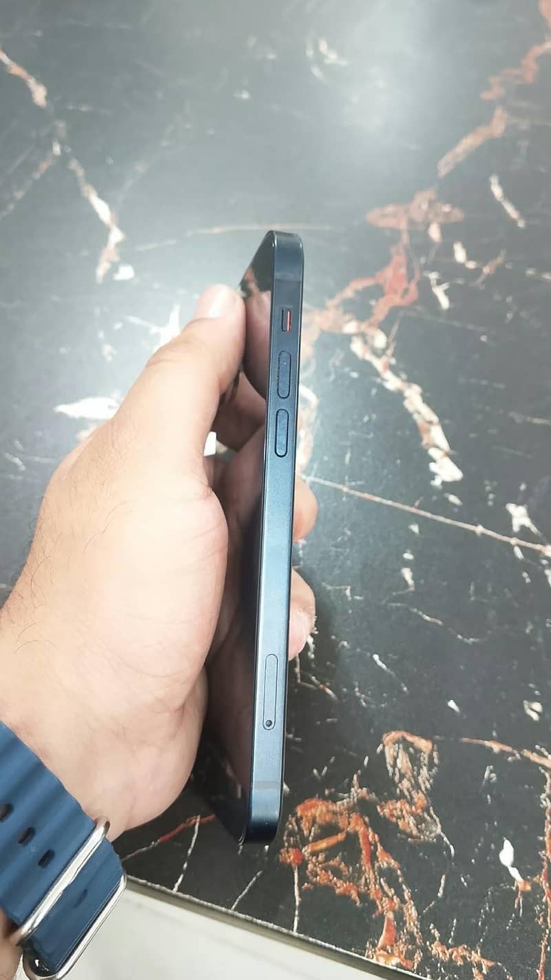 Apple iPhone 12 4