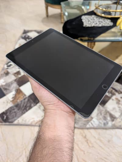 Apple I Pad 6th Generation  128 GB hai