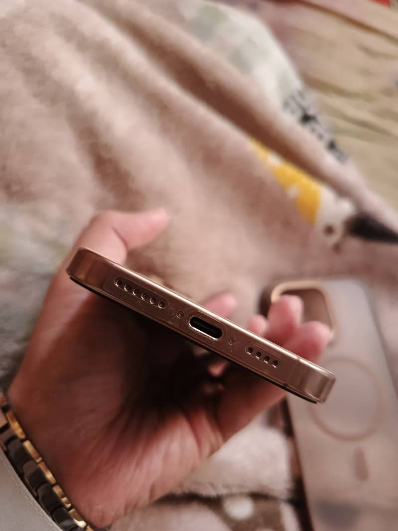 Apple iPhone 16 Pro Max 4