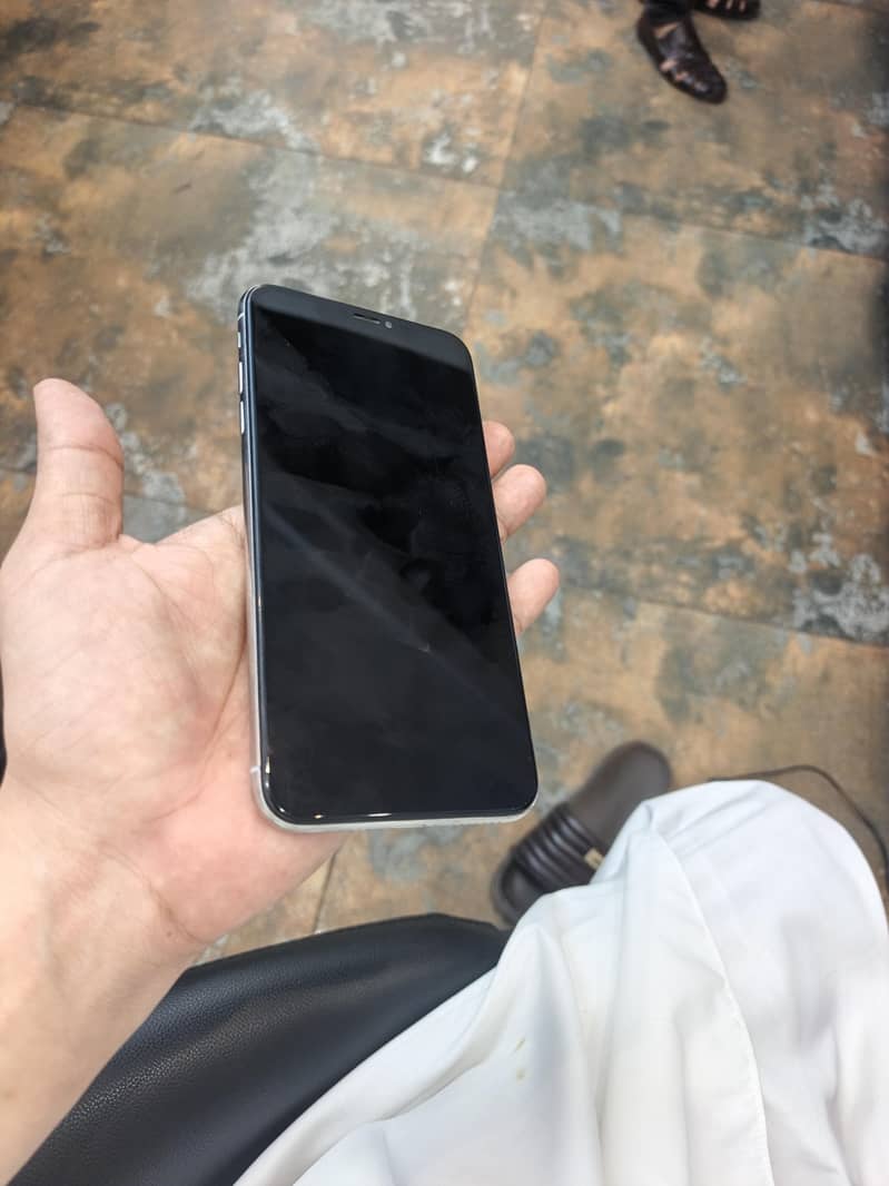 Apple iPhone XS Max 3