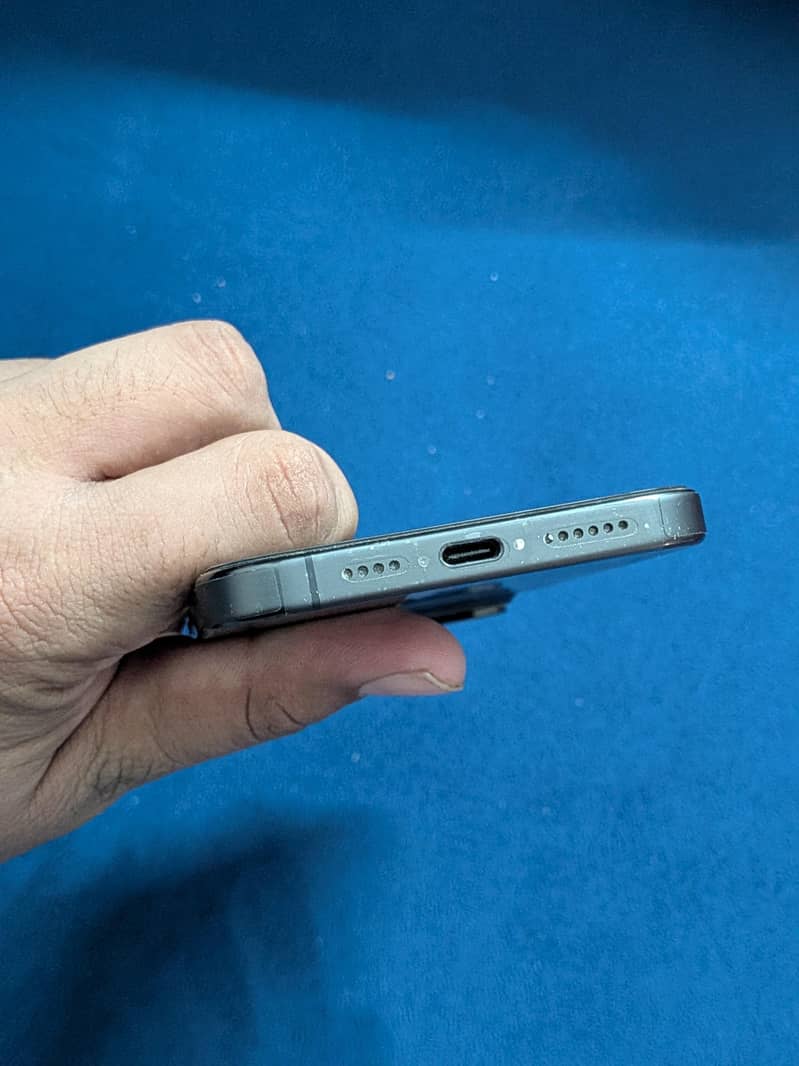 Apple iPhone 15 Pro Max 2