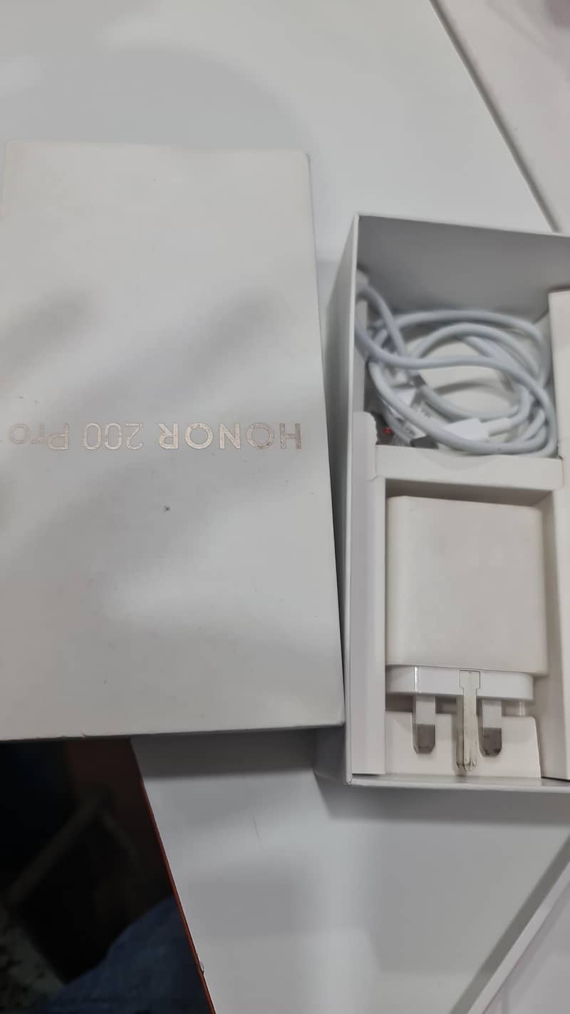 Honor 200 Pro 0