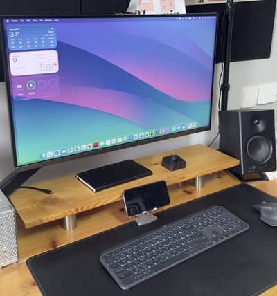 Samsung 32" 4K UHD Professional Monitor | Thunderbolt 3 & Docking Hub
