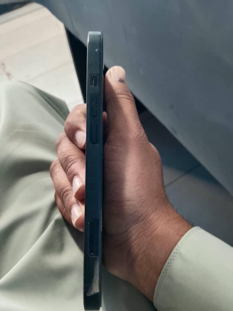 Apple iPhone 13 4