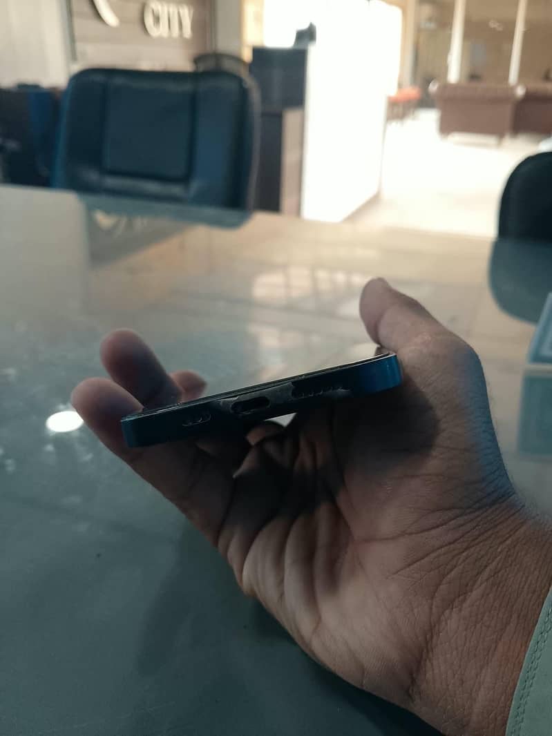 Apple iPhone 13 5