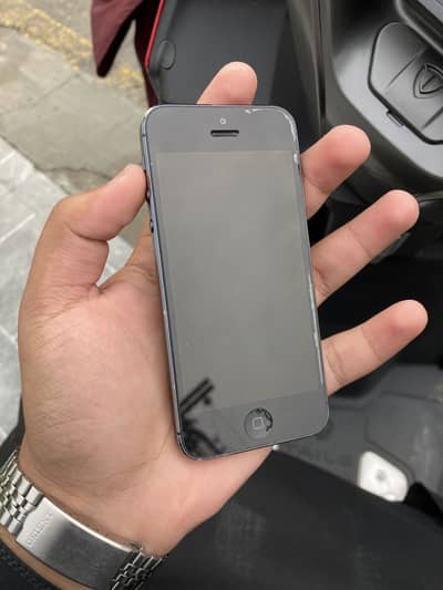 Apple iPhone 5 16 gb byapss 10/10 best for kids