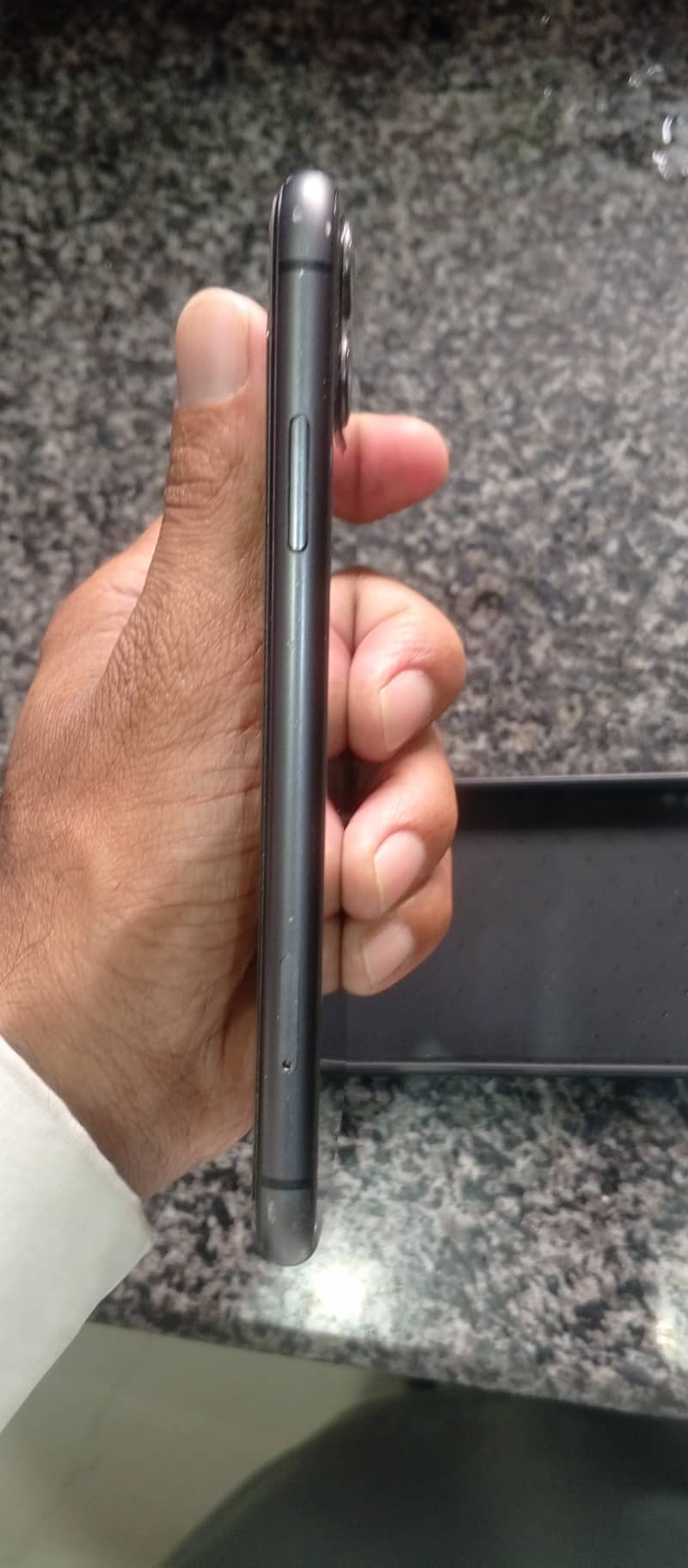 Apple iPhone 11 4