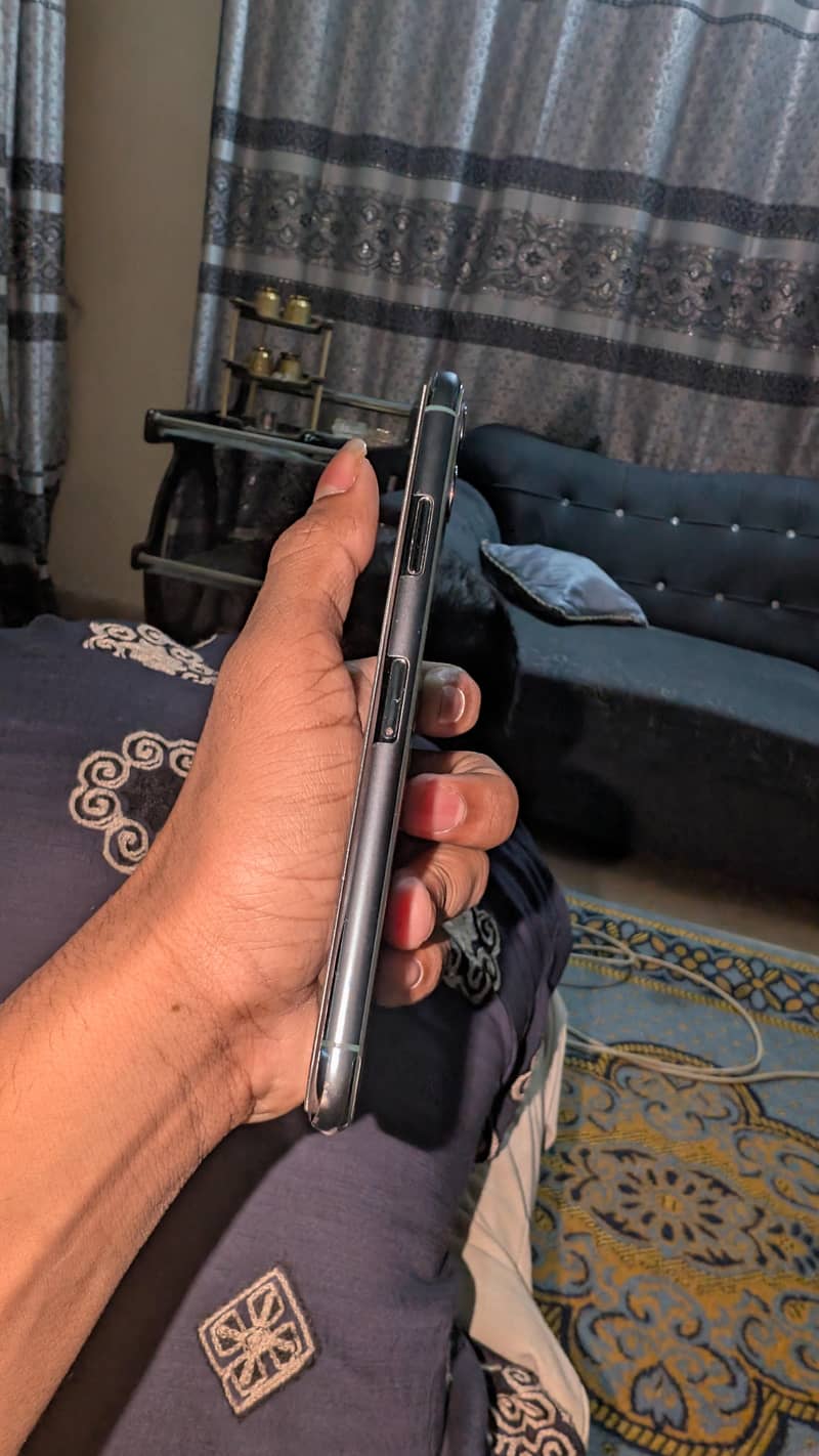 Apple iPhone 11 Pro Max 2