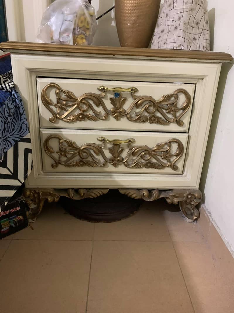 Bed set + side table + dressing table 4