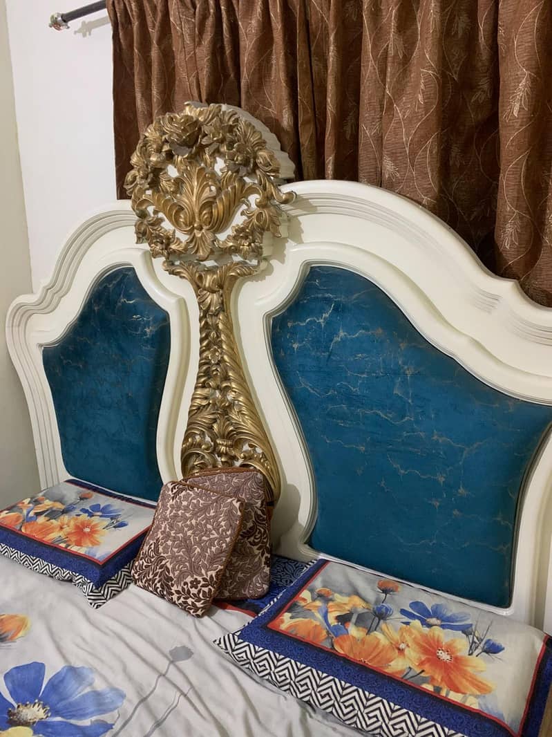 Bed set + side table + dressing table 10