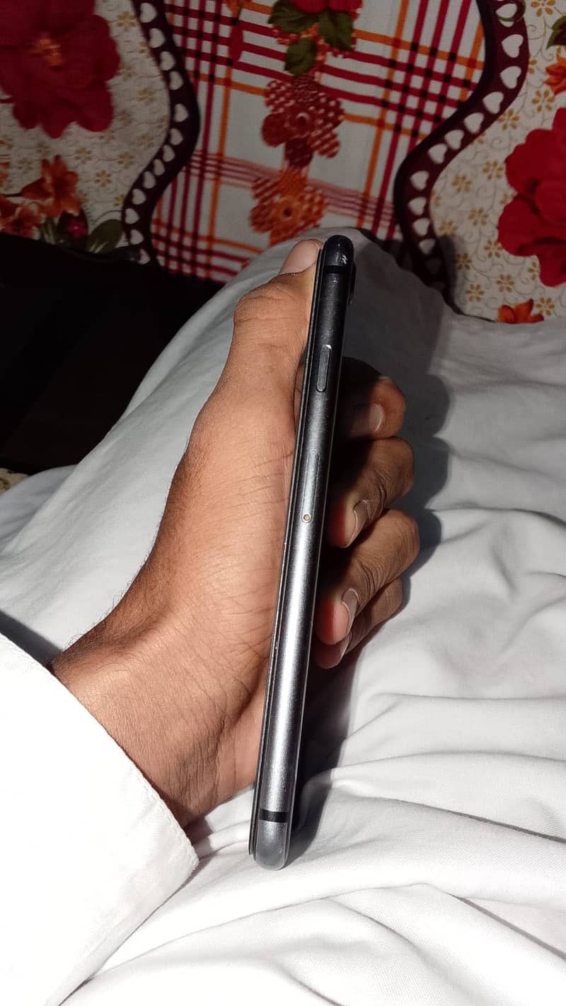Apple iPhone 8 3