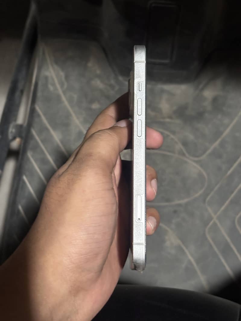 Apple iPhone 13 4