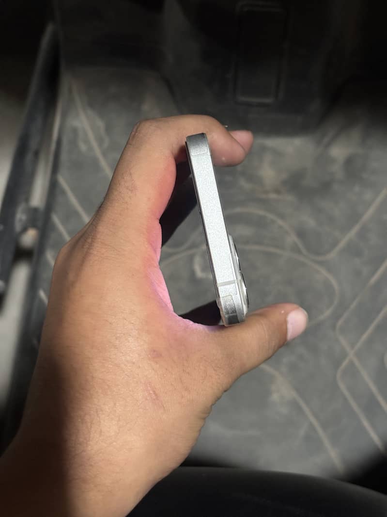 Apple iPhone 13 5