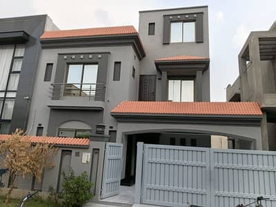 10 Marla beautiful House for Sale in jasmine Block, Bahria Town Lahore