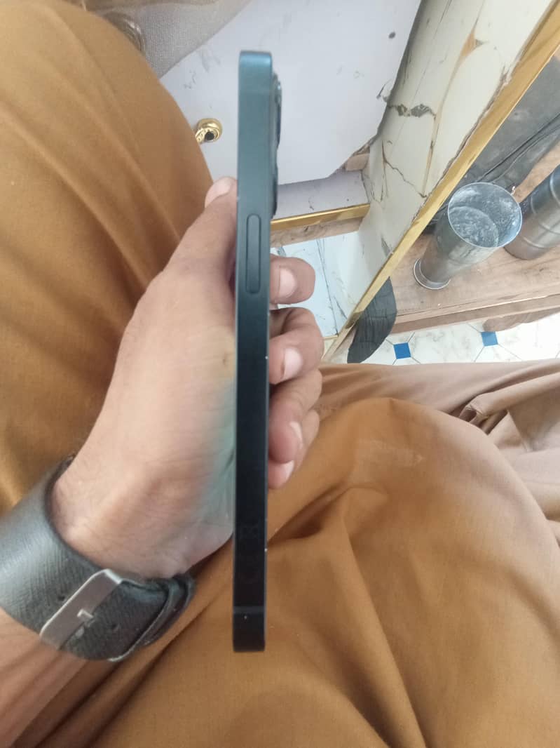 Apple iPhone 13 4