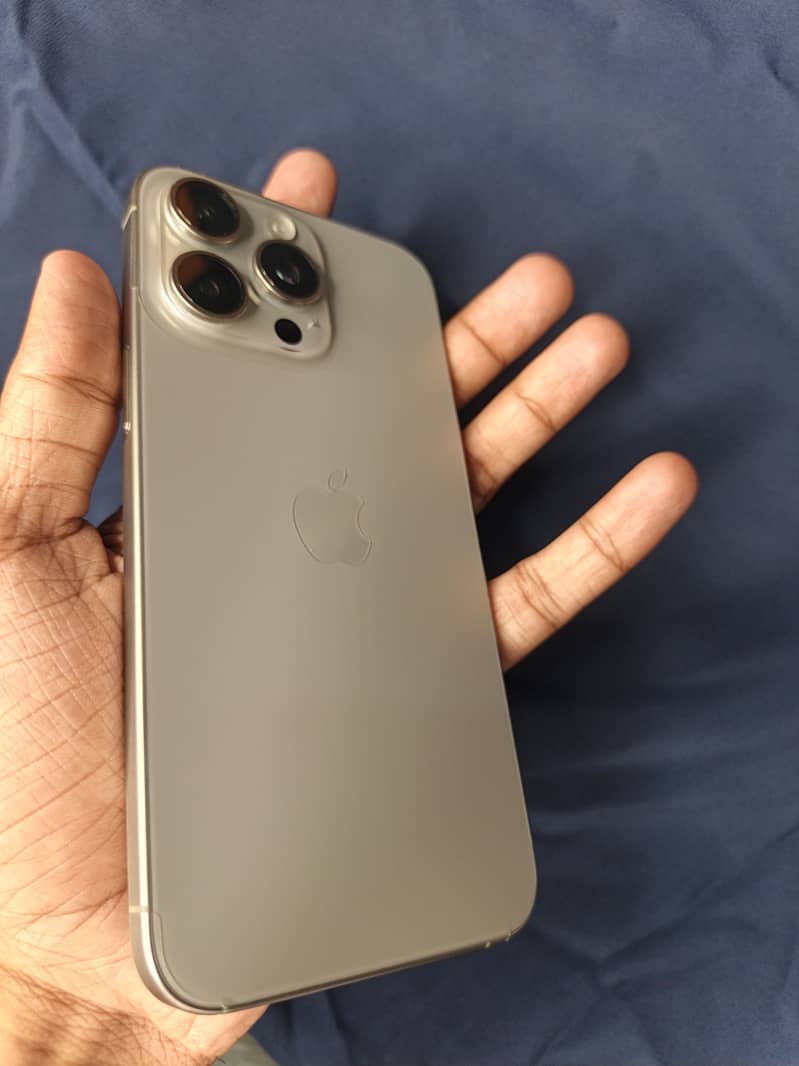Apple iPhone 15 Pro Max 4