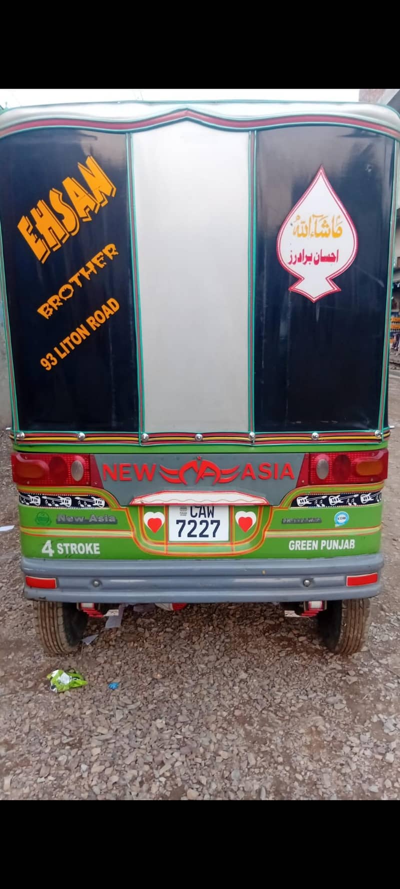 رکشہ بہت اچھا ہے حالت بری نہیں اچھی ہے 25 ماڈل ہے ایک ہاتھ چلا ہے کسی 6