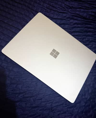 Microsoft Laptop Go compact