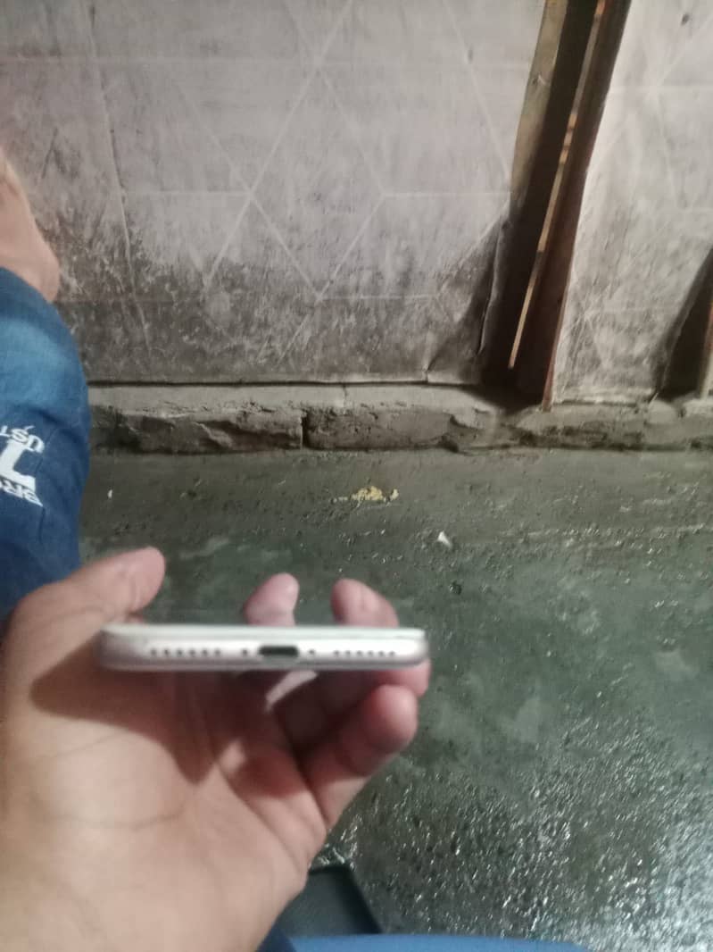 Apple iPhone 7 3