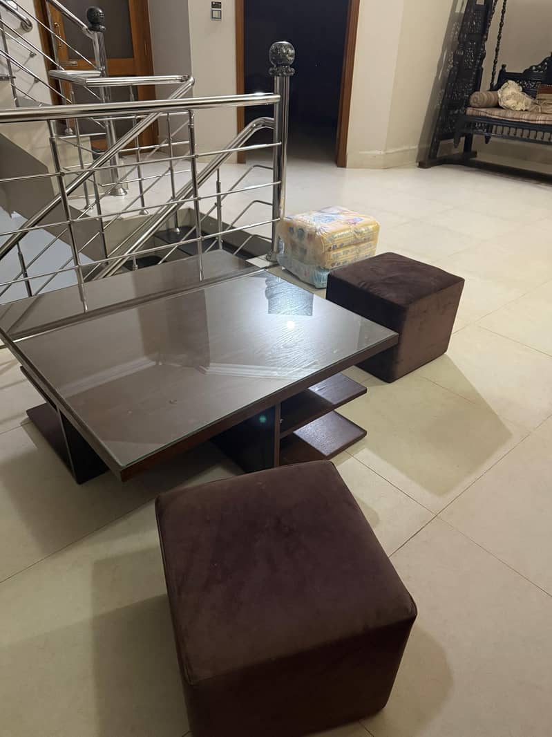 Coffee Table with pull out stools in good Condition 8