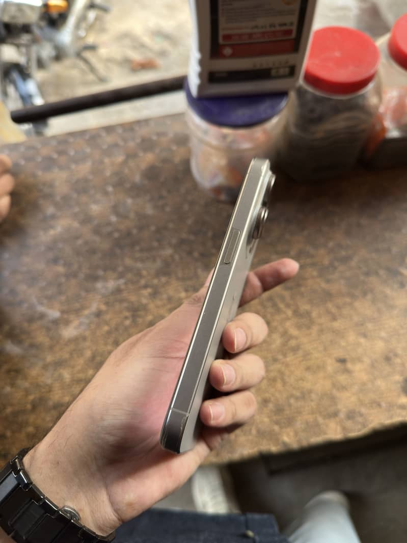 Apple iPhone 15 Pro 0