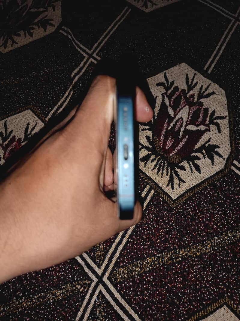 Apple iPhone 13 4