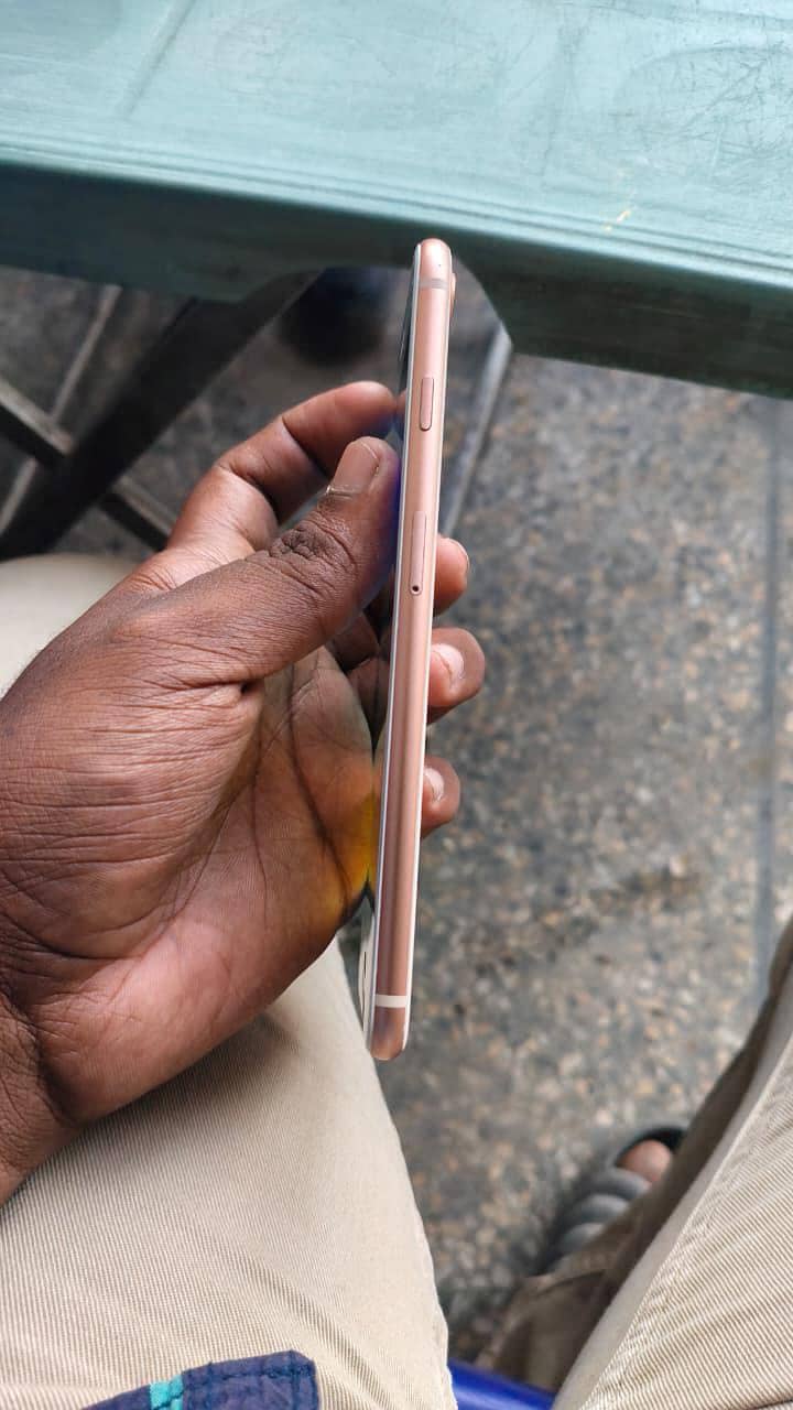 Apple iPhone 8 Plus 3